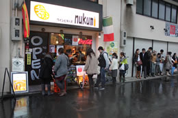 2012年11月17日開催の福島バルの様子。店前には長い行列ができる