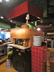 ピザ窯を含め、キッチン内には3箇所の排気口を設置