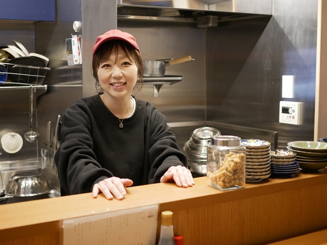 祐天寺に「コトトイ」が開業。アオギリ卒業生、母の急逝を機に独立決意…知らない街でつながり生まれる「大人の集合場所」、ひと手間かけた家庭料理のカウンター酒場