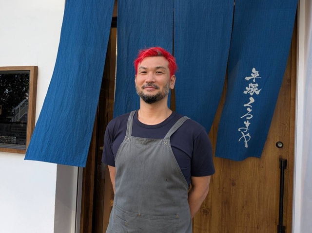 46年続いた老舗居酒屋、二代目が「平塚で1番カウンターの長い店」にリニューアル。囲炉裏と日本酒ペアリング、伝統と革新の「平塚くるまや」が話題