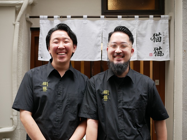 神保町に「立呑み中華 猫猫（マオマオ）」がオープン。志木で出会った男子2人組で独立、小皿ポーションの創作中華、多彩な中国茶割りを楽しむ立ち飲み
