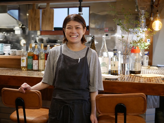 西小山に「モモンガツー」が開業。エヌイーエス「オモウツボ」「メジロオシ」「アライザラシ」など三茶の“立ち上げ人”が独立。女性一人も入りやすいワイン居酒屋