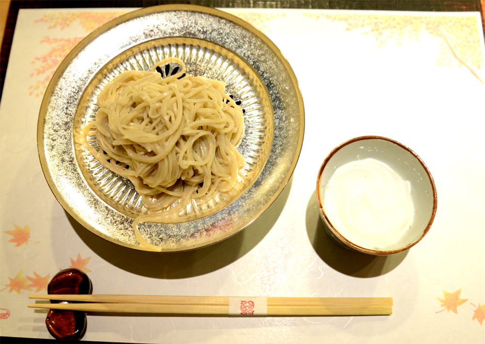 "北海道産の新そば"店主自らが朝手打ちし、新そばの風味を活かすために昆布出汁と塩で作られたエスプーマの泡でいただく。