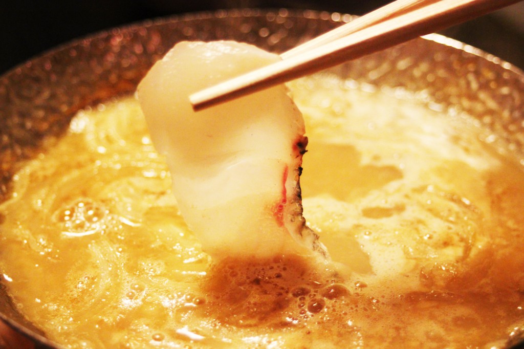 「味美」名物の「魚骨のスープのしゃぶしゃぶ」。和食としては大胆なアプローチだが、その背景には河原畑氏の料理人としてのあり方がそのまま込められている。
