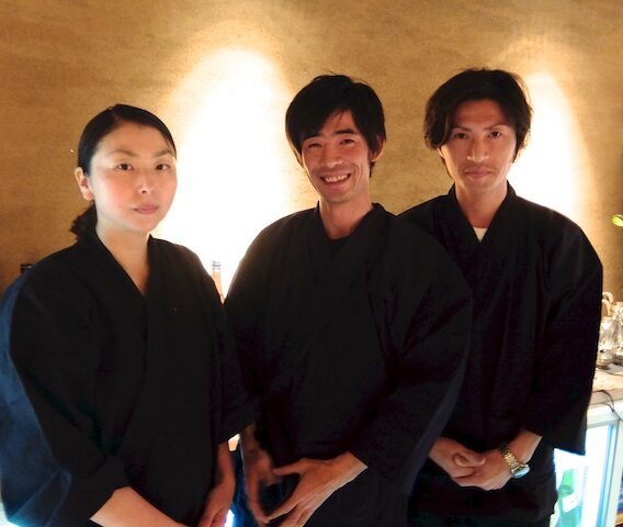 伝説の営業マン“白鹿”治郎氏が日本酒立ち飲み「つねまつ久蔵商店」をオープン。2月6日、月島もんじゃストリートに新たな日本酒の聖地が誕生