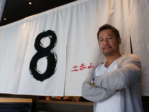大井町出身のオーナーが、さらに街を盛り上げる新業態を放つ。10年に及ぶストーリーが刻まれた「立呑み8」が、大井町に2月24日オープンして話題を集めている