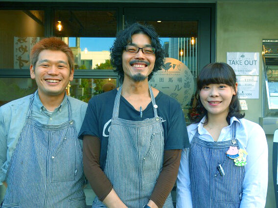 「高田馬場ビール食堂」がオープン。ロティサリーチキンと10種の樽生クラフトビールで朝5時まで営業！