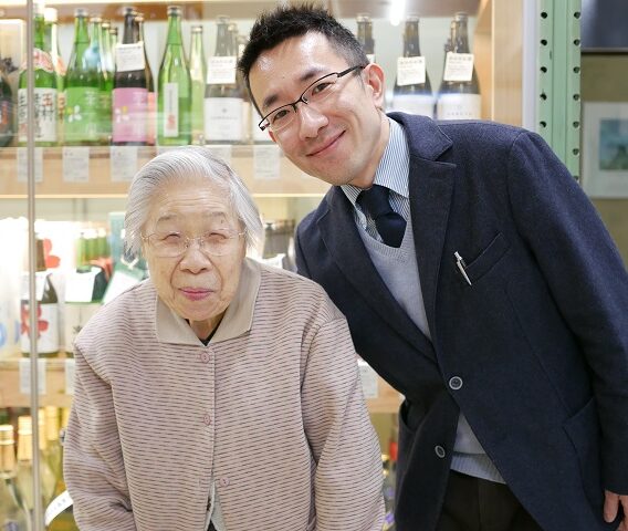 五反田の老舗酒屋が倉庫を改装し、角打ちできる酒販店「桑原商店」をオープン。アート作品のように酒を楽しめる日本酒ギャラリーとして機能