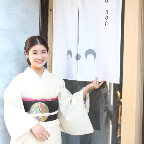 着物姿が雅な26歳女将が切り盛りするネオ小料理屋「おさけと小料理 non」が高円寺に開業。和モダンな店内で、四季折々の日本酒＆素朴な日替わり酒肴を提供