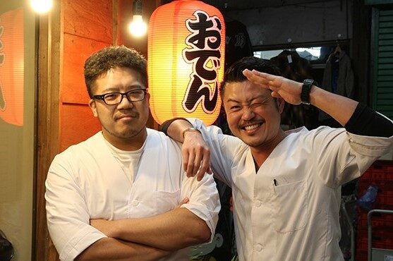 野方で居酒屋「囲み屋」を経営する店主が「おでん割烹 日南乃」を開業。2100円でオススメをひと通り少量ずつ提供するコースをウリに創作おでんを楽しませる。つくねやグッズのECなど、手広い戦略で挑む! 野方で居酒屋「囲み屋」を経営する店主が「おでん割烹 日南乃」を開業。2100円でオススメをひと通り少量ずつ提供するコースをウリに創作おでんを楽しませる。つくねやグッズのECなど、手広い戦略で挑む!