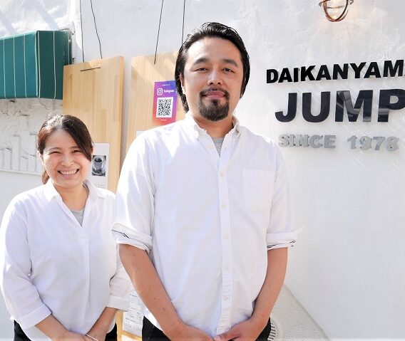 創業42年の老舗「大衆酒場ジャンプ」の二代目による新たな挑戦。「喫茶酒場 代官山ジャンプ」が開業。昭和レトロな喫茶に大衆酒場をハイブリット、1日を通して幅広い客層を獲得 創業42年の老舗「大衆酒場ジャンプ」の二代目による新たな挑戦。「喫茶酒場 代官山ジャンプ」が開業。昭和レトロな喫茶に大衆酒場をハイブリット、1日を通して幅広い客層を獲得