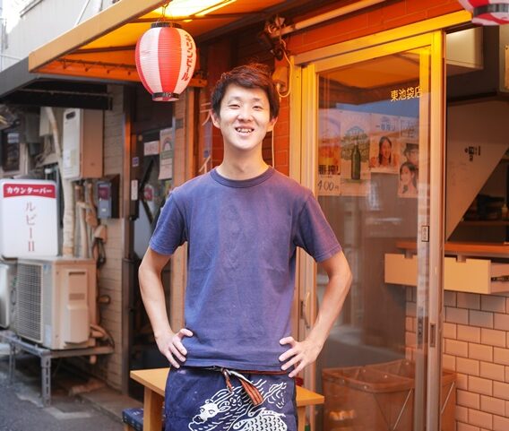 池袋・栄通りに立ち飲み酒場「岩瀬蒸店」オープン。福岡の人気酒場「岩瀬串店」 の名前を継承し、母が営んでいた店をリニューアル!鶏焼売と店主の人柄で、早くもリピーターが続出 池袋・栄通りに立ち飲み酒場「岩瀬蒸店」オープン。福岡の人気酒場「岩瀬串店」 の名前を継承し、母が営んでいた店をリニューアル!鶏焼売と店主の人柄で、早くもリピーターが続出