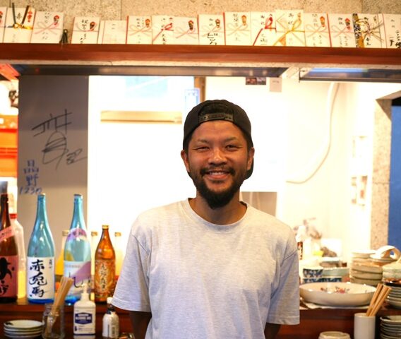 神田に「モンキーポッド」が開業。三鷹の「ライノスキッチン」出身の店主が手がけるのは、エビもカニもワンコインからで食べられる、思わず通いたくなる酒場