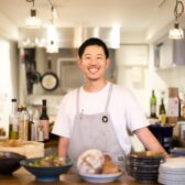 永福町に「日常酒飯人（にちじょうさはんじ）」が開業。「ダイキチきんぎょ」や「カーリカ・リ」を経て独立した店主が手がけるのは大衆的な雰囲気漂う立ち飲みワインスタンド