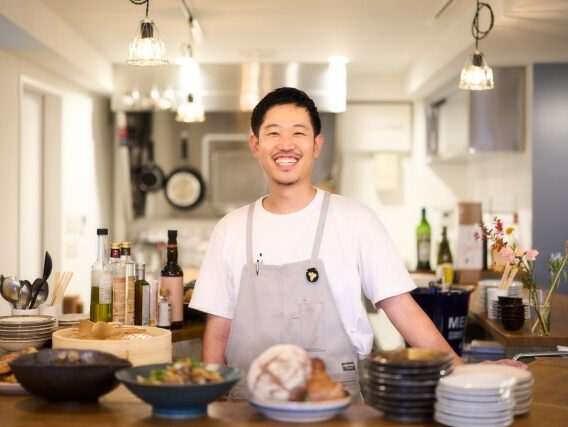永福町に「日常酒飯人(にちじょうさはんじ)」が開業。「ダイキチきんぎょ」や「カーリカ・リ」を経て独立した店主が手がけるのは大衆的な雰囲気漂う立ち飲みワインスタンド 永福町に「日常酒飯人(にちじょうさはんじ)」が開業。「ダイキチきんぎょ」や「カーリカ・リ」を経て独立した店主が手がけるのは大衆的な雰囲気漂う立ち飲みワインスタンド