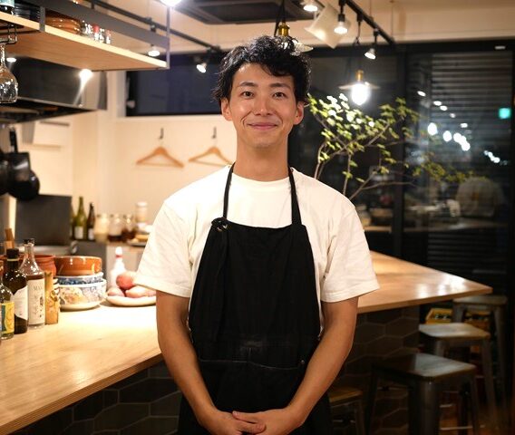 町田に「酒とおばんざい いそいそ」が開業。消防士から飲食へ転身、繁盛店「すこぶる」で7年修業し独立。気軽な大衆酒場だが、調香師による独自製法のドリンクにも注目！