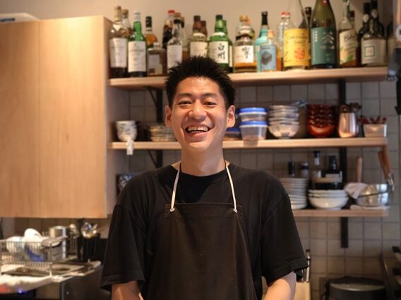 千川に「焼鳥 小山湯」がオープン。「やきとんひなた」や焼鳥店で修業し独立、比内地鶏や秋田野菜のコースで1か月先まで予約で満席。それでも「ワーク」も「ライフ」も充実するワンオペ店主の工夫とは？