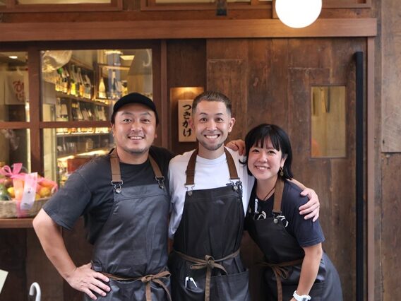 学芸大学「ひとひら」の新店、「つきかげ」が至近にオープン！「今井屋本店」「鳥心」で修業した店主が手がける、100種の焼酎と地鶏を使った炉端焼きで“焼酎を呑むならこの店”を目指す