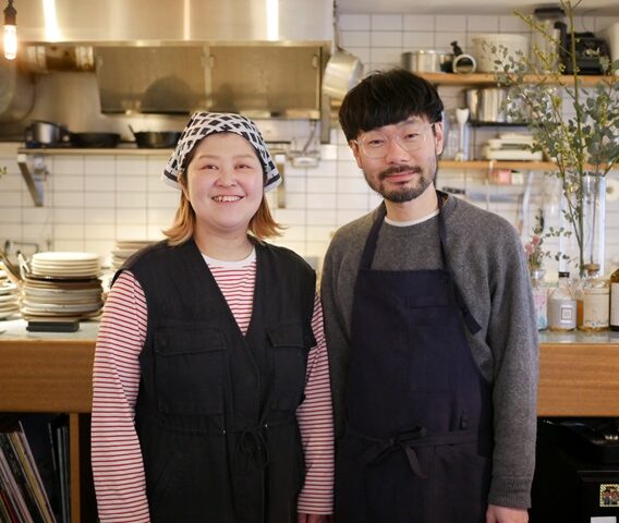 都立大学に「しょくたく」がオープン。「hugo」跡地を引き継ぎ、夫婦が紡ぐ心地よい“食卓”のようなワイン酒場。人づてのアナログな口コミで賑わうあたたかな空間 都立大学に「しょくたく」がオープン。「hugo」跡地を引き継ぎ、夫婦が紡ぐ心地よい“食卓”のようなワイン酒場。人づてのアナログな口コミで賑わうあたたかな空間