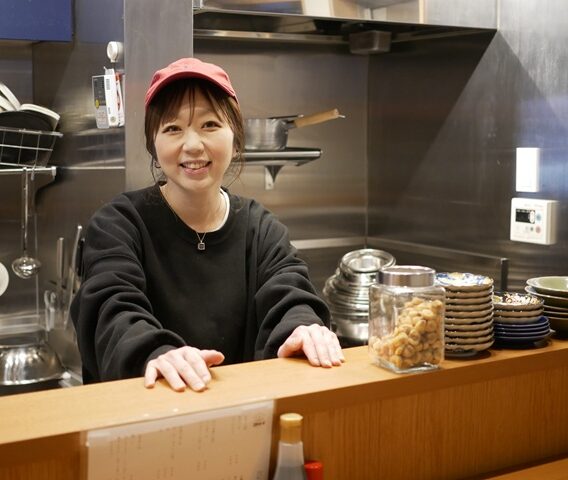 祐天寺に「コトトイ」が開業。アオギリ卒業生、母の急逝を機に独立決意…知らない街でつながり生まれる「大人の集合場所」、ひと手間かけた家庭料理のカウンター酒場