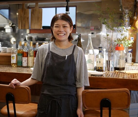 西小山に「モモンガツー」が開業。エヌイーエス「オモウツボ」「メジロオシ」「アライザラシ」など三茶の“立ち上げ人”が独立。女性一人も入りやすいワイン居酒屋