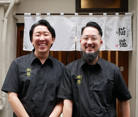 神保町に「立呑み中華 猫猫（マオマオ）」がオープン。志木で出会った男子2人組で独立、小皿ポーションの創作中華、多彩な中国茶割りを楽しむ立ち飲み