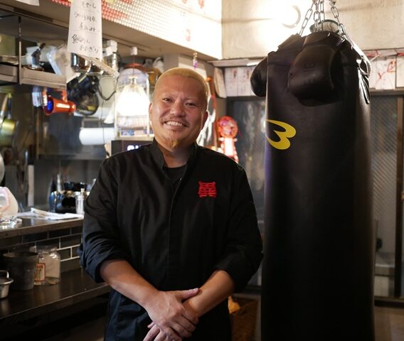 神保町に「立ち中華 異」が開業。「あつ盛」「あの字」に続く3店舗目。誰もが知る“超有名中華”で修業した(?)オーナー中村氏渾身の中華を気軽に立ち飲みで 神保町に「立ち中華 異」が開業。「あつ盛」「あの字」に続く3店舗目。誰もが知る“超有名中華”で修業した(?)オーナー中村氏渾身の中華を気軽に立ち飲みで