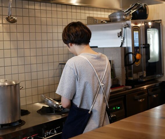 西荻窪に「FOOL」(フール)がオープン。地元・福生の光景を重ねたピンクのネオンが光る、ワンオペ店主によるイタリアンとワインのスタンディングレストラン 西荻窪に「FOOL」(フール)がオープン。地元・福生の光景を重ねたピンクのネオンが光る、ワンオペ店主によるイタリアンとワインのスタンディングレストラン