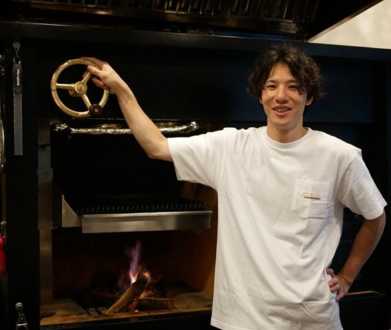 初台に「roen-炉縁-」がオープン。500万円で導入したグリルステーションから繰り出す薪焼き料理のビストロ。「季節に縛られず、いま自分がつくりたいものを出す」