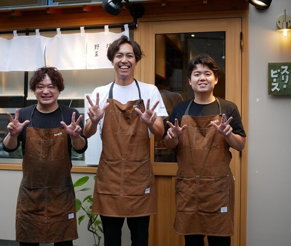 武蔵小杉に「焼鳥と野菜 スリーピース」がオープン。エー・ピー卒業生、坪月商30万、連日満席続きの「Five bird」に続く2店舗目は「野菜“も”主役の焼鳥屋」 武蔵小杉に「焼鳥と野菜 スリーピース」がオープン。エー・ピー卒業生、坪月商30万、連日満席続きの「Five bird」に続く2店舗目は「野菜“も”主役の焼鳥屋」